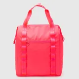 Mochila cooler de diseño funcional en color fucsia vibrante. Cuenta con correas de hombro reforzadas con el logo de la marca estampado, un bolsillo frontal con cierre y un compartimento principal amplio. El material exterior es resistente y el interior está diseñado para mantener la temperatura de los alimentos.