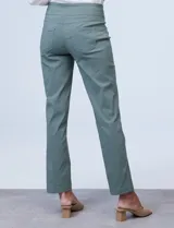 Pantalón verde militar de gabardina elastizada, marca Ruby Rd. Delantera con bolsillos simulados y trasera con bolsillos aplicados.