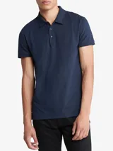 Chomba azul marino de piqué de algodón con logo bordado en el pecho, cuello clásico con botones y corte slim.