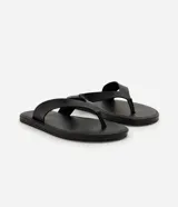 Sandalias de dedo para hombre, confeccionadas en material sintético con tiras anchas, diseño limpio, suela plana y acabado uniforme.