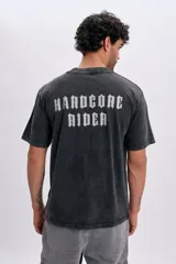 Remera de manga corta con efecto acid wash en color gris oscuro, de corte holgado y estampa trasera con la leyenda "Hardcore Rider" en tipografía gótica.