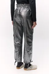Pantalón cargo plateado con cintura elastizada ajustable con cordón y puños ajustables con cordón.