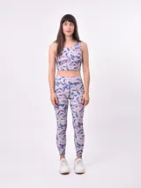 Calza larga de lycra estampada con diseño geométrico abstracto en tonos borgoña, blanco y marrón.