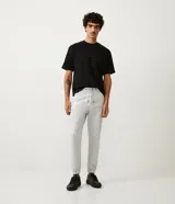 Pantalón jogger liso color gris claro, con ajuste en la cintura mediante cordón.