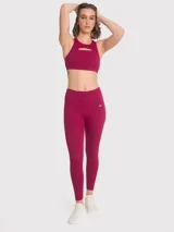 Calza deportiva larga color borgoña, de tiro alto y calce ajustado.