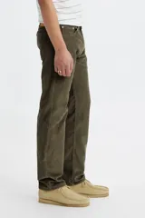 Pantalón Levi's® 505 de corte regular fit, color verde oliva, con bragueta de cierre y estilo clásico de pierna recta.