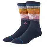 Medias de caña media con diseño de paisaje montañoso en tonos naranja, rosa y azul sobre fondo azul marino.