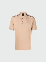 Remera polo de hombre, color beige, de corte regular fit. Presenta cuello y tapeta de tres botones. Destaca por una franja decorativa en los hombros con líneas negras, blancas y rosadas.