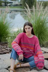 Sweater fucsia de hilado semi metálico con bordados y mangas oversized. Diseño con patrón de bordados.