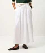Falda midi de algodón color blanco, con cintura elástica y ajuste mediante cordón con punteras metálicas. Diseño fluido y versátil.