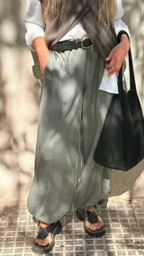 Babucha de gabardina con diseño a cuadros, corte relajado y cintura elastizada.