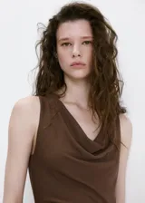 Vestido midi marrón de corte entallado, con cuello drapeado, sin mangas y detalle fruncido con argolla en la cintura.