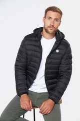 Campera capitoneada de nylon color negro, con relleno de guata siliconada, capucha integrada, bolsillos con cierre y cierre frontal.