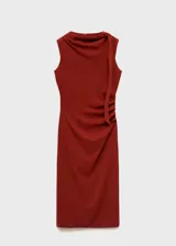 Vestido midi de fiesta color terracota, con cuello barco y diseño sin mangas. Presenta detalles fruncidos en la cintura y un detalle de nudo en el hombro, con un corte entallado y cierre posterior.