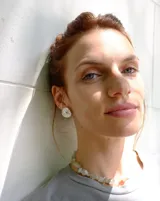 Par de aros de plata 925 con textura trabajada a mano y cierre mariposa.