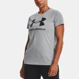 Remera Under Armour de mujer color rojo, de corte clásico y manga corta. Presenta el logo de la marca estampado en el pecho con diseño de animal print.