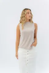 Top sin mangas de lino metalizado con escote cerrado y espalda abierta con lazo ajustable.
