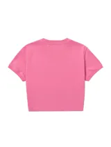 Remera crop de manga corta color rosado, con cuello redondo y logo de la marca Caterpillar estampado en blanco en el frente.