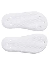 Sandalia de una sola pieza moldeada en EVA, color blanco, diseñada con orificios de drenaje laterales y suela texturizada para mayor tracción.