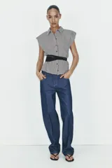 Jeans de tiro bajo y corte recto, confeccionados en denim con acabado selvedge. Presentan diseño de cinco bolsillos, cierre frontal con cremallera y botón, y bajo con vuelta marcada.