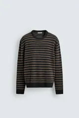 Jersey de punto regular fit, confeccionado en una mezcla de lana y fibra de yak. Presenta un diseño de rayas horizontales, cuello redondo y manga larga con acabados en rib.