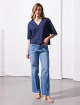 Blusa blanca de lyocell con escote en V y mangas cortas.