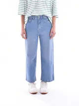 Jean wide leg de tiro alto color celeste, con bolsillos delanteros y traseros, y cierre frontal con botón y cremallera.