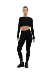 Top deportivo negro de manga larga, escote redondo y espalda descubierta.