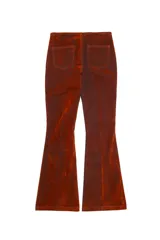 Pantalón de denim con acabado flocked que le otorga una textura aterciopelada, de tiro medio y corte flare. Presenta un cierre frontal con cordones y ojales metálicos, costuras verticales decorativas y paneles laterales en contraste.