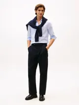 Camisa celeste con estampado de mini puntos azules, de corte slim, manga larga y cuello abotonado.