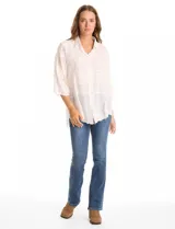 Camisa de algodón con detalles de broderie, cuello con solapa, cierre frontal con botones y mangas tres cuartos amplias.
