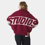 Cardigan de punto color bordó con cierre frontal completo y cuello alto, con una franja blanca horizontal en el pecho y las mangas que incluye el logotipo estampado en grande.