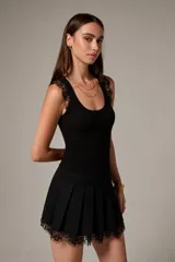 Musculosa de viscosa color negro, al cuerpo y de cuello redondo, con detalles de encaje en los tirantes.