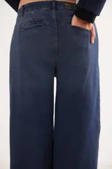 Pantalón de jean con corte recto y tiro medio-alto, de calce relajado y diseño clásico en color azul medio.