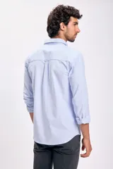 Camisa de vestir celeste con rayas verticales blancas, de corte clásico, manga larga con puños abotonados y bolsillo en el pecho.