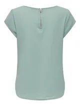 Camiseta básica negra de manga corta, con cuello redondo y diseño de espalda más larga.