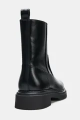 Botín de caña media con acabado liso, cierre lateral y tirador trasero. Presenta suela de plataforma y punta redonda.