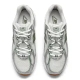Championes New Balance modelo 740, color blanco con detalles en verde y plateado, confeccionados con capellada de malla transpirable y superposiciones sintéticas. Cuentan con tecnología ABZORB en la entresuela para mayor amortiguación y suela de goma con tracción.