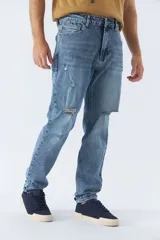 Pantalón de jean de hombre, corte slim cropped, con bolsillos y cremallera.