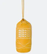 Campera puffer ultra ligera de Blue Steel, color rojo, con capucha, cierre frontal y bolsillos laterales con cremallera. Diseño acolchado con relleno sintético.