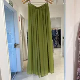 Pantalón palazzo verde lima de tiro alto, confeccionado en tejido fluido y ligero con cintura elástica fruncida.