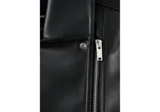 Chaqueta tipo biker de cuero sintético negro, con cierre frontal asimétrico, solapas con broches metálicos y bolsillos laterales con cierre.