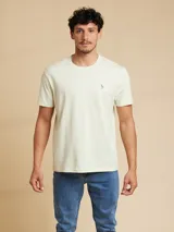 Remera amarilla de algodón con cuello redondo y manga corta.