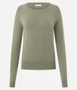 Suéter de punto color celeste, con cuello redondo y mangas largas con puños ajustados. Diseño básico y liso de la marca Marfinno.