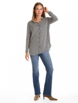 Camisa de manga larga marca Grand & Greene, con estampado de rayas verticales en blanco y negro. Presenta cuello con solapa, cierre frontal con botones y un bolsillo aplicado en el pecho.