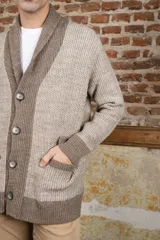 Cardigan marrón tejido con cuello smoking, cierre con botón y bolsillos delanteros.