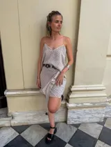 Top de gasa color beige con estampado de lunares negros. Diseño de tirantes finos, escote en V y espalda abierta ajustable.