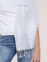 Pashmina de caída fluida color plateado, con hilos metalizados que forman líneas horizontales y terminación con flecos en los extremos.