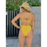 Bikini de dos piezas color amarillo, compuesto por un corpiño triangular con copas desmontables y una bombacha de tiro alto con diseño de corte clásico.