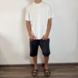 Remera básica blanca de corte regular y cuello redondo.